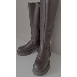 Dream Pairs faux brown smooth leather lug soled boots. Size 8.5.
